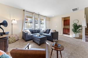 Ruang duduk di High End Midtown Home With Fireplace And Ensuite Baths