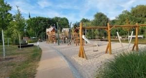 einen Spielplatz in einem Park mit Rutsche in der Unterkunft Spreewald Spreemilia Gurkenbude in Lübbenau