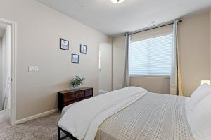 Katil atau katil-katil dalam bilik di High End Midtown Home With Fireplace And Ensuite Baths