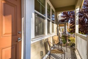Balkoni atau teres di High End Midtown Home With Fireplace And Ensuite Baths