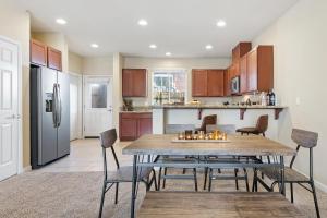 Dapur atau dapur kecil di High End Midtown Home With Fireplace And Ensuite Baths