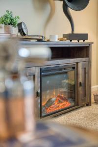 Gambar di galeri bagi High End Midtown Home With Fireplace And Ensuite Baths di Reno