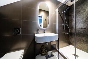 a bathroom with a sink and a mirror at Hôtel Paulette Rouen Centre Cathédrale in Rouen