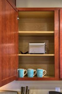 Kemudahan buat kopi dan teh di High End Midtown Home With Fireplace And Ensuite Baths