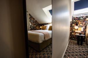 - une petite chambre avec un lit dans l'établissement Hôtel Paulette Rouen centre NOUVEAU, à Rouen