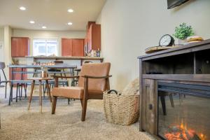 Gambar di galeri bagi High End Midtown Home With Fireplace And Ensuite Baths di Reno