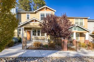 una casa con una valla delante de ella en High End Midtown Home With Fireplace And Ensuite Baths en Reno