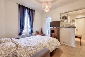 a bedroom with a bed and a large window at Appartement pour 4 personnes à Bagneux in Bagneux