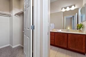 Gambar di galeri bagi High End Midtown Home With Fireplace And Ensuite Baths di Reno