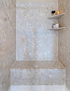 Bilik mandi di High End Midtown Home With Fireplace And Ensuite Baths