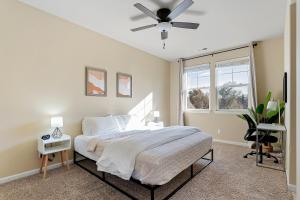 Katil atau katil-katil dalam bilik di High End Midtown Home With Fireplace And Ensuite Baths