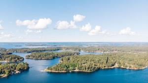 Loma-asunnon lähellä sijaitseva luonnonmaisema