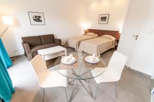 a living room with a bed and a table and chairs at Domaine équestre de la Chênaie in Saumur