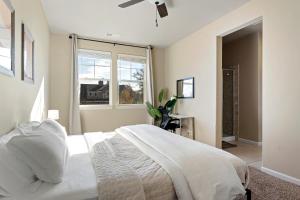 Katil atau katil-katil dalam bilik di High End Midtown Home With Fireplace And Ensuite Baths