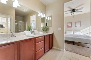 Katil atau katil-katil dalam bilik di High End Midtown Home With Fireplace And Ensuite Baths