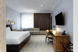 Sutton Place Hotel Toronto客房内的一张或多张床位