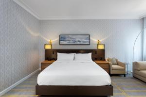 Sutton Place Hotel Toronto客房内的一张或多张床位