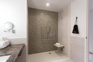 Sutton Place Hotel Toronto的一间浴室