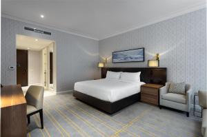 Sutton Place Hotel Toronto客房内的一张或多张床位