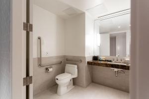 Sutton Place Hotel Toronto的一间浴室