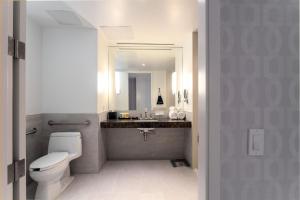 Sutton Place Hotel Toronto的一间浴室