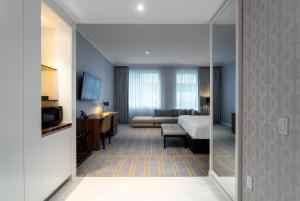Sutton Place Hotel Toronto客房内的一张或多张床位