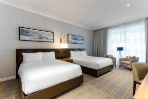 Sutton Place Hotel Toronto客房内的一张或多张床位
