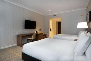 Sutton Place Hotel Toronto客房内的一张或多张床位