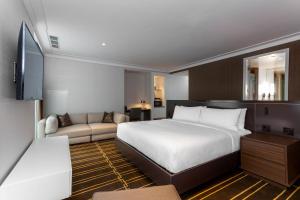 Sutton Place Hotel Toronto客房内的一张或多张床位