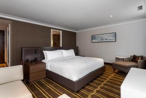Sutton Place Hotel Toronto客房内的一张或多张床位