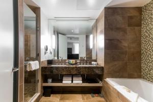 Sutton Place Hotel Toronto的一间浴室