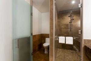 Sutton Place Hotel Toronto的一间浴室