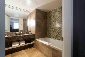 Sutton Place Hotel Toronto的一间浴室