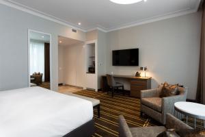 Sutton Place Hotel Toronto的电视和/或娱乐中心