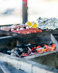 Loma-asunnon asiakkaiden käytettävissä oleva grilli