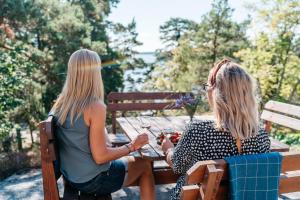 Asiakkaita majoituspaikassa Gistholmen