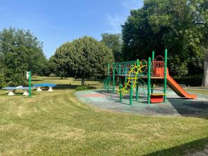 un parque infantil con tobogán en Camping Canal de Berry, en Saint-Amand-Mont-Rond