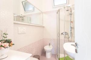 A bathroom at Casa Azzurra Még 12 kép