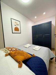 a bedroom with a blue and white bed with two towels at Apartament w sercu miasta in Radom