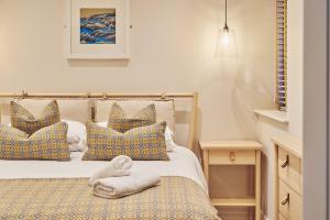 sypialnia z łóżkiem z ręcznikiem w obiekcie Ty Florence w mieście Oxwich
