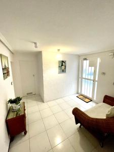 Habitación blanca grande con cama y mesa en Las habitaciones de Svetlana, en Alicante