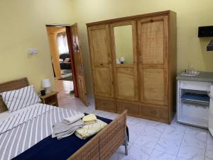 ein Schlafzimmer mit einem Bett und einer Kommode in der Unterkunft The Compound in Bijilo