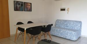 een tafel en stoelen in een kamer met een stoel bij ELLA LUXURY APARTMENT - (BREAKBOOKING CY) in Limassol