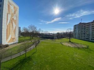a park with a mural on the side of a building at Ferienwohnung 3,5 Zimmer zentrale Lage in Duisburg