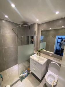 a bathroom with a toilet and a shower and a sink at Ferienwohnung 3,5 Zimmer zentrale Lage in Duisburg