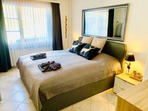 Ένα ή περισσότερα κρεβάτια σε δωμάτιο στο Holiday Apartment Gian - close to the Kongresshaus, the ice hockey stadium, cross-country skiing, the Eau-la-la indoor pool and wellness, large supermarket, 2 bus stops, with an indoor garage and fully equipped +61 φωτογραφίες