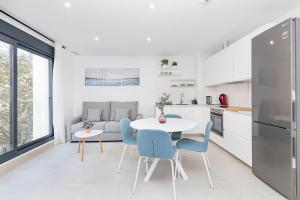 A kitchen or kitchenette at BHost - Waikiki