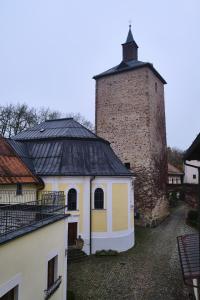 FürsteneckにあるWirtshaus Im Schloss Fürsteneckの煉瓦造りの建物の隣に塔のある建物