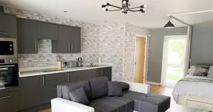 cocina y sala de estar con sofá. en Toothbrush Apartments - Central Ipswich - Nr Train Station en Ipswich