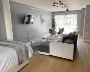 a bedroom with a bed and a living room at Toothbrush Apartments - Central Ipswich - Nr Train Station in Ipswich